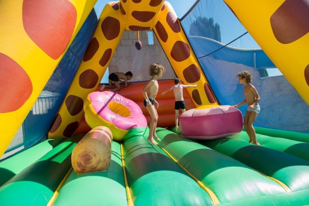 Des structures de jeux gonflables pour que les vacances de vos enfants dans ce camping familial soient inoubliables